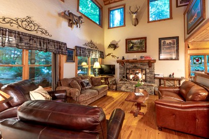 Scenic Mountain Cabin with Hot Tub, Game Room & Firepit near Silver Run Falls – Cashiers, NC - Cashiers, North Carolina - glamping.directory