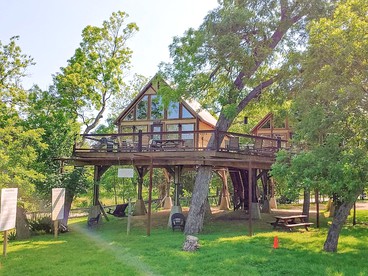 Luxurious Tree House Cabins Perfect for a Geronimo Creek Retreat - glamping.directory