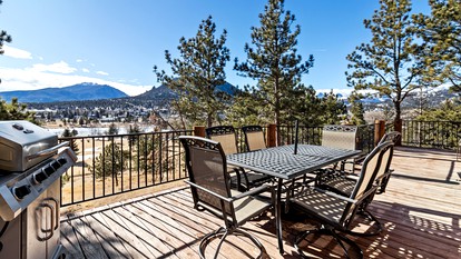 Luminous Lakefront Cabin with Pool Table and Hot-Tub in Estes Park, Colorado - Estes Park, Colorado - glamping.directory