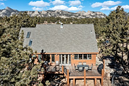 Luminous Lakefront Cabin with Pool Table and Hot-Tub in Estes Park, Colorado - Estes Park, Colorado - glamping.directory