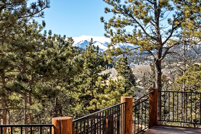 Luminous Lakefront Cabin with Pool Table and Hot-Tub in Estes Park, Colorado - Estes Park, Colorado - glamping.directory