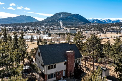 Luminous Lakefront Cabin with Pool Table and Hot-Tub in Estes Park, Colorado - Estes Park, Colorado - glamping.directory