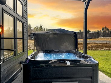 Mountain Luxury Meets Comfort with Private Hot Tub in Intervale, New Hampshire - Intervale, New Hampshire - glamping.directory