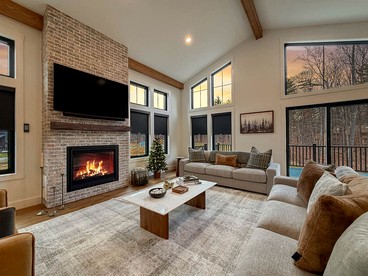 Mountain Luxury Meets Comfort with Private Hot Tub in Intervale, New Hampshire - Intervale, New Hampshire - glamping.directory