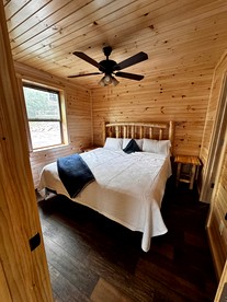Charming Lakeside Cabin on Big Moose Lake with Breathtaking Views for a Memorable Getaway in New York - Eagle Bay, New York - glamping.directory