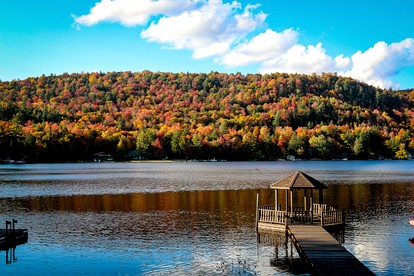 Charming Lakeside Cabin on Big Moose Lake with Breathtaking Views for a Memorable Getaway in New York - Eagle Bay, New York - glamping.directory