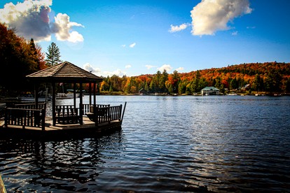Charming Lakeside Cabin on Big Moose Lake with Breathtaking Views for a Memorable Getaway in New York - Eagle Bay, New York - glamping.directory