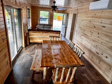Charming Lakeside Cabin on Big Moose Lake with Breathtaking Views for a Memorable Getaway in New York - Eagle Bay, New York - glamping.directory
