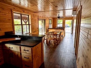 Charming Lakeside Cabin on Big Moose Lake with Breathtaking Views for a Memorable Getaway in New York - Eagle Bay, New York - glamping.directory