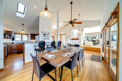 Family and Pet Friendly Cabin with Mountain Views, a Hot Tub, and Access to the Appalachian Trail, Perfect for a Weekend Getaway - Harpers Ferry, West Virginia - glamping.directory