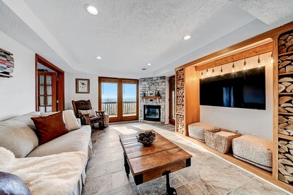 Family and Pet Friendly Cabin with Mountain Views, a Hot Tub, and Access to the Appalachian Trail, Perfect for a Weekend Getaway - Harpers Ferry, West Virginia - glamping.directory