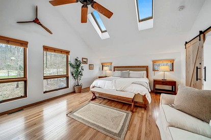 Family and Pet Friendly Cabin with Mountain Views, a Hot Tub, and Access to the Appalachian Trail, Perfect for a Weekend Getaway - Harpers Ferry, West Virginia - glamping.directory