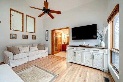 Family and Pet Friendly Cabin with Mountain Views, a Hot Tub, and Access to the Appalachian Trail, Perfect for a Weekend Getaway - Harpers Ferry, West Virginia - glamping.directory