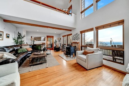 Family and Pet Friendly Cabin with Mountain Views, a Hot Tub, and Access to the Appalachian Trail, Perfect for a Weekend Getaway - Harpers Ferry, West Virginia - glamping.directory