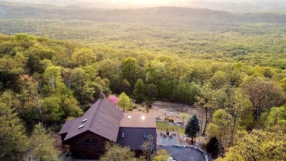 Family and Pet Friendly Cabin with Mountain Views, a Hot Tub, and Access to the Appalachian Trail, Perfect for a Weekend Getaway - Harpers Ferry, West Virginia - glamping.directory