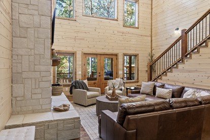 Fantastic Cabin Rental with a Hot Tub in Hochatown, Oklahoma - Ideal for a Family Glamping Retreat near Broken Bow Lake - Hochatown, Oklahoma - glamping.directory