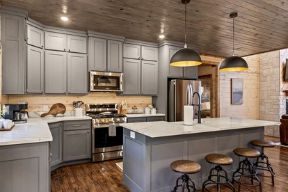 Fantastic Cabin Rental with a Hot Tub in Hochatown, Oklahoma - Ideal for a Family Glamping Retreat near Broken Bow Lake - Hochatown, Oklahoma - glamping.directory