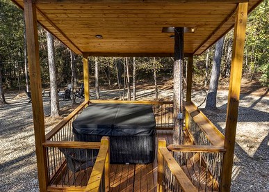Fantastic Cabin Rental with a Hot Tub in Hochatown, Oklahoma - Ideal for a Family Glamping Retreat near Broken Bow Lake - Hochatown, Oklahoma - glamping.directory