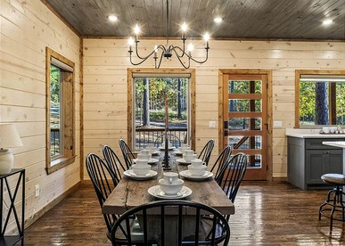 Fantastic Cabin Rental with a Hot Tub in Hochatown, Oklahoma - Ideal for a Family Glamping Retreat near Broken Bow Lake - Hochatown, Oklahoma - glamping.directory