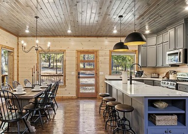 Fantastic Cabin Rental with a Hot Tub in Hochatown, Oklahoma - Ideal for a Family Glamping Retreat near Broken Bow Lake - Hochatown, Oklahoma - glamping.directory