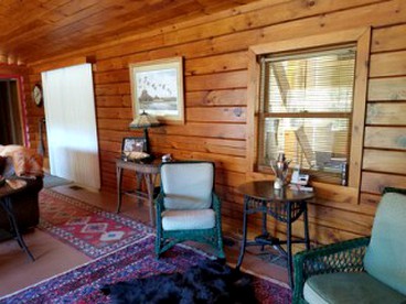 Rustic Cabin for a Weekend Getaway near McKenzie Mountain Wilderness in New York - Bloomingdale, New York - glamping.directory