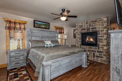 Pet-friendly Cabin with Outdoor Pool, Spa and Pool Table in Gatlinburg, Tennessee - Gatlinburg, Tennessee - glamping.directory