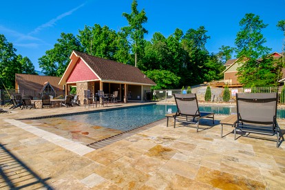 Pet-friendly Cabin with Outdoor Pool, Spa and Pool Table in Gatlinburg, Tennessee - Gatlinburg, Tennessee - glamping.directory