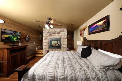 Pet-friendly Cabin with Outdoor Pool, Spa and Pool Table in Gatlinburg, Tennessee - Gatlinburg, Tennessee - glamping.directory