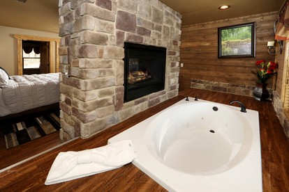 Pet-friendly Cabin with Outdoor Pool, Spa and Pool Table in Gatlinburg, Tennessee - Gatlinburg, Tennessee - glamping.directory
