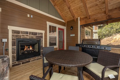 Pet-friendly Cabin with Outdoor Pool, Spa and Pool Table in Gatlinburg, Tennessee - Gatlinburg, Tennessee - glamping.directory
