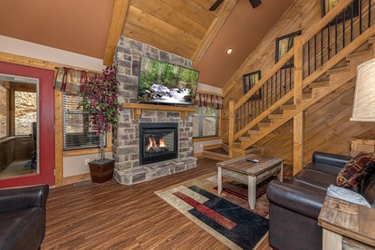 Pet-friendly Cabin with Outdoor Pool, Spa and Pool Table in Gatlinburg, Tennessee - Gatlinburg, Tennessee - glamping.directory
