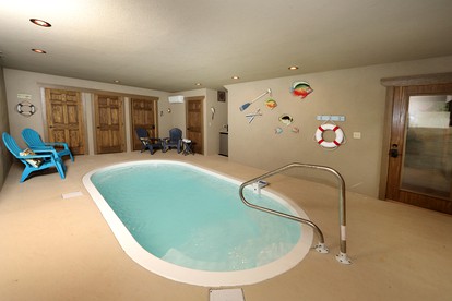 Pet-friendly Cabin with Outdoor Pool, Spa and Pool Table in Gatlinburg, Tennessee - Gatlinburg, Tennessee - glamping.directory