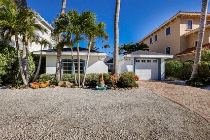 Delighting Beach House with Swimming Pool in Anna Maria, Florida - Anna Maria, Florida - glamping.directory