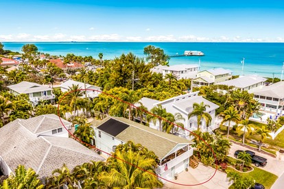 Delighting Beach House with Swimming Pool in Anna Maria, Florida - Anna Maria, Florida - glamping.directory
