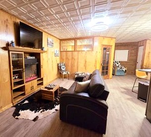 Charming Barn Retreat Surrounded by Nature Near Lake O the Pines in Texas - Warlock, Texas - glamping.directory