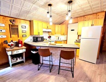 Charming Barn Retreat Surrounded by Nature Near Lake O the Pines in Texas - Warlock, Texas - glamping.directory