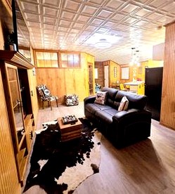 Charming Barn Retreat Surrounded by Nature Near Lake O the Pines in Texas - Warlock, Texas - glamping.directory