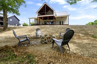 Waterfront Pet Friendly Cabin on Glover River with Hot Tub near Broken Bow, Oklahoma - Broken Bow, Oklahoma - glamping.directory