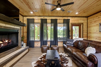 Waterfront Pet Friendly Cabin on Glover River with Hot Tub near Broken Bow, Oklahoma - Broken Bow, Oklahoma - glamping.directory