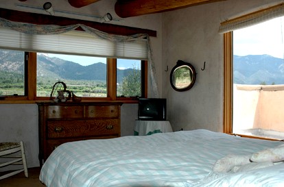 Romantic Getaway with Private Hot Tub and Mountain Views near Taos, New Mexico - Arroyo Seco, New Mexico - glamping.directory