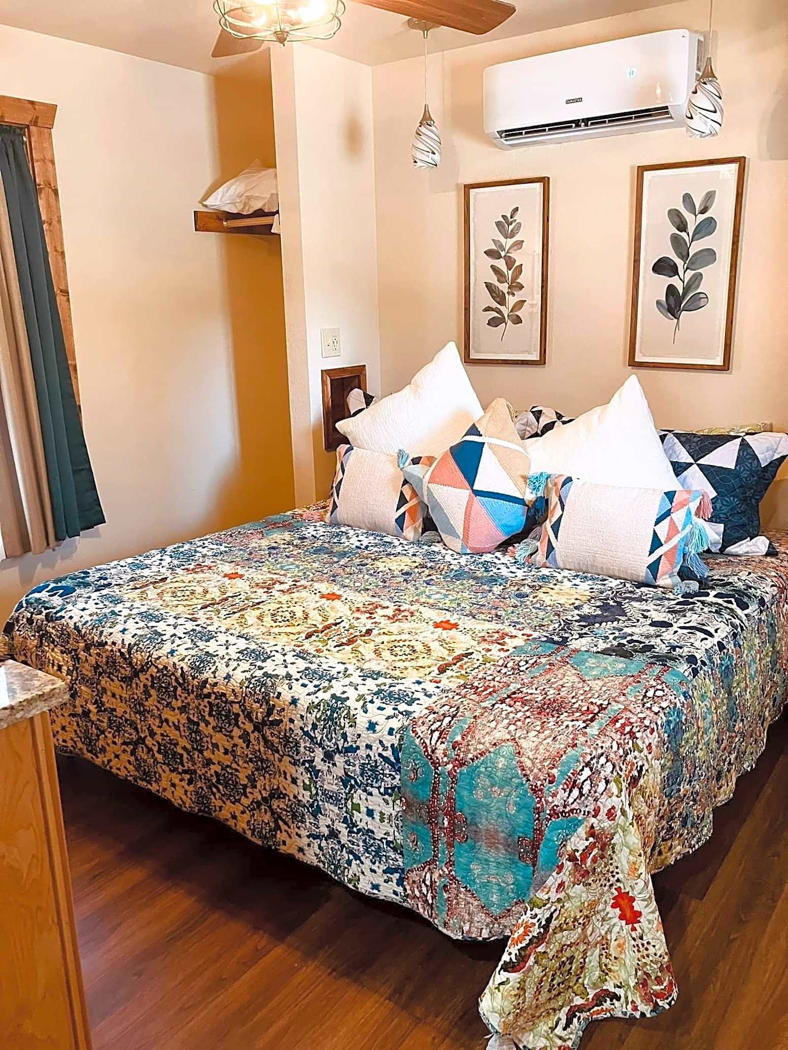 Treehouse Village - Eureka Springs, Arkansas - glamping.directory
