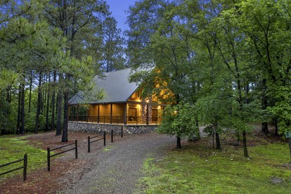 Secluded Cabin with Hot Tub Perfect for a Romantic Getaway in the Ouachita Mountains - Broken Bow, Oklahoma - glamping.directory