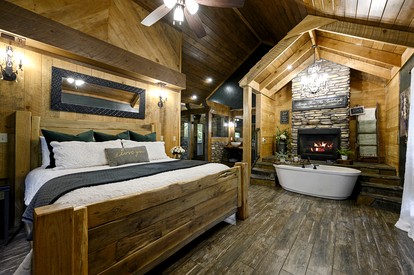 Secluded Cabin with Hot Tub Perfect for a Romantic Getaway in the Ouachita Mountains - Broken Bow, Oklahoma - glamping.directory