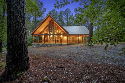 Secluded Cabin with Hot Tub Perfect for a Romantic Getaway in the Ouachita Mountains - glamping.directory