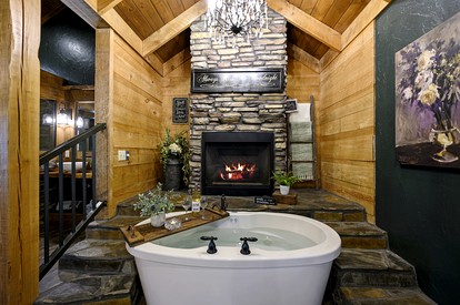 Secluded Cabin with Hot Tub Perfect for a Romantic Getaway in the Ouachita Mountains - Broken Bow, Oklahoma - glamping.directory
