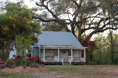 Charming Southern-Style Lakeside Cottage in Breaux Bridge, Louisiana - glamping.directory