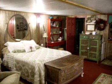 Charming Southern-Style Lakeside Cottage in Breaux Bridge, Louisiana - Breaux Bridge, Louisiana - glamping.directory