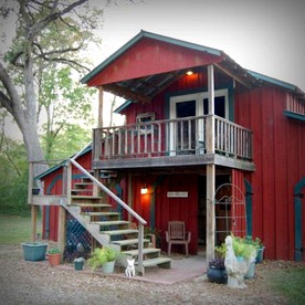 Charming Southern-Style Lakeside Cottage in Breaux Bridge, Louisiana - Breaux Bridge, Louisiana - glamping.directory