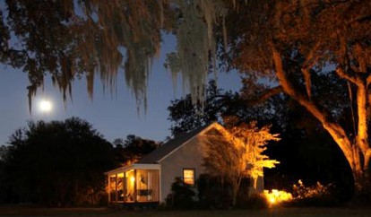 Charming Southern-Style Lakeside Cottage in Breaux Bridge, Louisiana - Breaux Bridge, Louisiana - glamping.directory
