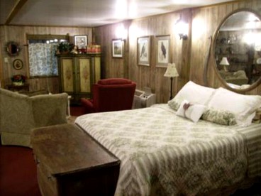 Charming Southern-Style Lakeside Cottage in Breaux Bridge, Louisiana - Breaux Bridge, Louisiana - glamping.directory